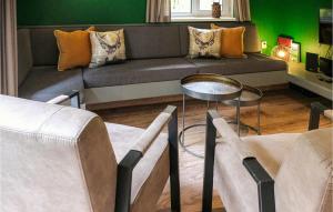 een woonkamer met een bank, een tafel en stoelen bij Houtsnip in Ommen