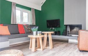 een woonkamer met 2 tafels en een bank bij Houtsnip in Ommen