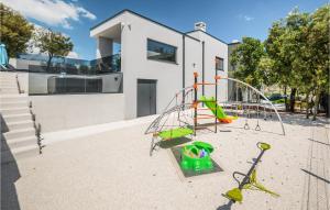 Herní místnost nebo prostor pro děti v ubytování Stunning Home In Rebici With Sauna + 42 fotografií