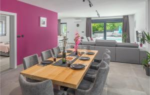 Posezení v ubytování Stunning Home In Rebici With Sauna