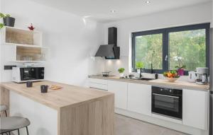 Kuchyň nebo kuchyňský kout v ubytování Stunning Home In Rebici With Sauna