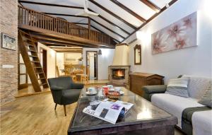 un salon avec un canapé et une table dans l'établissement Beautiful Home In Banska Selnica, à Donja Kupčina