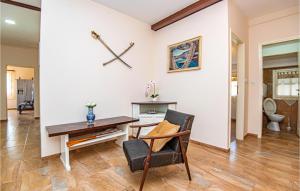 Posedenie v ubytovaní 5 Bedroom Lovely Apartment In Raslina