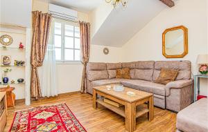 Posedenie v ubytovaní 5 Bedroom Lovely Apartment In Raslina