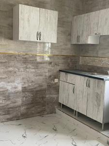 Η κουζίνα ή μικρή κουζίνα στο Luxury Qurtuba +6 φωτογραφίες