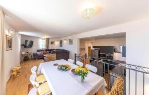 TV a/nebo společenská místnost v ubytování 3 Bedroom Nice Home In Vinisce