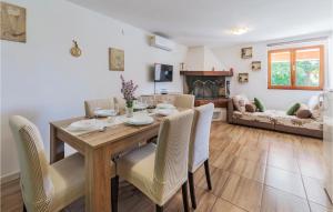 Posezení v ubytování 5 Bedroom Awesome Home In Labin