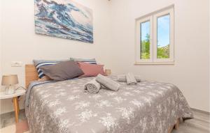 Postel nebo postele na pokoji v ubytování 3 Bedroom Cozy Home In Skradin