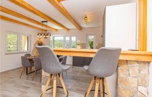 Posezení v ubytování 3 Bedroom Cozy Home In Skradin
