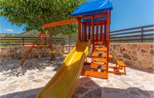 Herní místnost nebo prostor pro děti v ubytování 3 Bedroom Cozy Home In Skradin