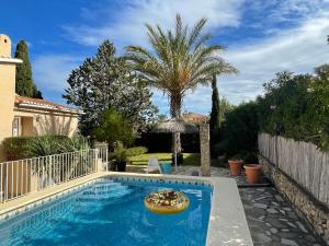 ein Swimmingpool im Hinterhof eines Hauses in der Unterkunft Villa Marta - Montgó in Denia