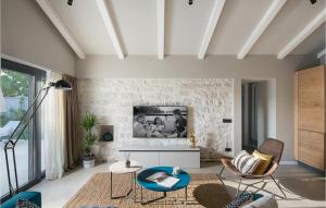 un salon avec un mur en pierre dans l'établissement Villa Bino&Marija, à Poreč 9 autres photos