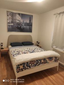 Postel nebo postele na pokoji v ubytování Small Double Room, bed 140x200cm, in very quiet and cosy house!