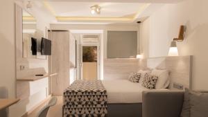 TV a/nebo společenská místnost v ubytování Elpis Studio Apartments