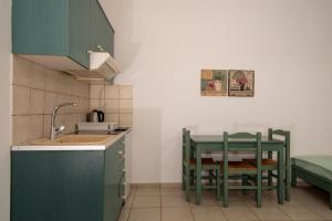 Kuchyň nebo kuchyňský kout v ubytování Elpis Studio Apartments
