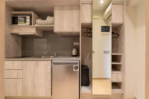 Kuchyň nebo kuchyňský kout v ubytování Elpis Studio Apartments