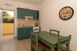 Kuchyň nebo kuchyňský kout v ubytování Elpis Studio Apartments