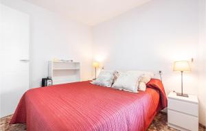 ein Schlafzimmer mit einem Bett mit einer roten Decke und 2 Kissen in der Unterkunft Beautiful Apartment In El Campello in El Campello