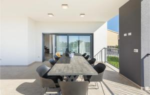 Balkon lub taras w obiekcie 5 Bedroom Amazing Home In Galizana