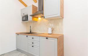 Kuchyň nebo kuchyňský kout v ubytování 3 Bedroom Cozy Home In Skradin
