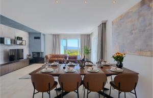 GaricaにあるVilla Ariettaのダイニングテーブルと椅子のあるリビングルーム