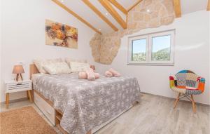 Postel nebo postele na pokoji v ubytování 3 Bedroom Cozy Home In Skradin