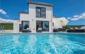 Πισίνα στο ή κοντά στο Stunning Home In Donji Prolozac