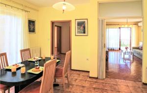 Posezení v ubytování 3 Bedroom Stunning Home In Matulji