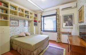 Ένα ή περισσότερα κρεβάτια σε δωμάτιο στο Lovely Apartment In Rogno With Wifi