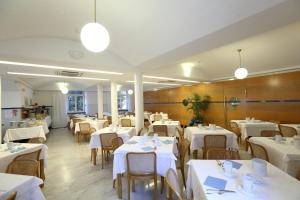Restaurace v ubytování Hotel Genova
