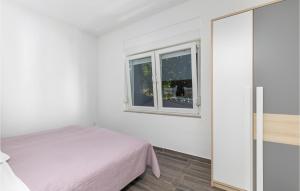 Posteľ alebo postele v izbe v ubytovaní Amazing Apartment In Rijeka With Wifi