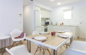A kitchen or kitchenette at 3 Bedroom Cozy Apartment In Denia
