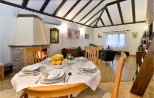 une table de salle à manger avec un bol de fruits dessus dans l'établissement Beautiful Home In Banska Selnica, à Donja Kupčina 48 autres photos