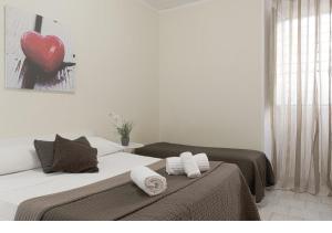 A bed or beds in a room at Al Colosseo 8