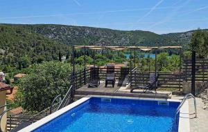 Bazén v ubytování 3 Bedroom Cozy Home In Skradin nebo v jeho okolí