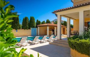 un patio con sedie a sdraio e una piscina di Villa Marse a Pola (Pula)