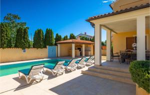 un patio con sedie e una piscina di Villa Marse a Pola (Pula) Altre 36 foto