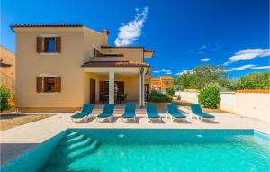 una villa con piscina di fronte a una casa di Villa Marse a Pola (Pula)