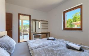una camera da letto bianca con un letto e una finestra di Villa Marse a Pola (Pula)