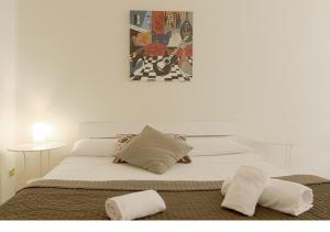 A bed or beds in a room at Al Colosseo 8