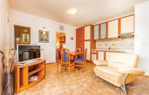 salon z kanapą i stołem w obiekcie 2 Bedroom Awesome Apartment In Banjol w mieście Banjol