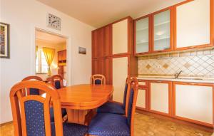 Kuchnia lub aneks kuchenny w obiekcie 2 Bedroom Awesome Apartment In Banjol