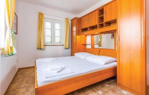 Łóżko lub łóżka w pokoju w obiekcie 2 Bedroom Awesome Apartment In Banjol