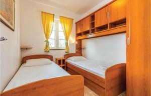 Łóżko lub łóżka w pokoju w obiekcie 2 Bedroom Awesome Apartment In Banjol