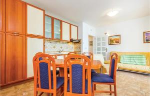 Część wypoczynkowa w obiekcie 2 Bedroom Awesome Apartment In Banjol