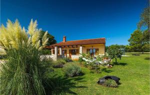 een klein huis met een tuin ervoor bij Villa Emanuel in Pula