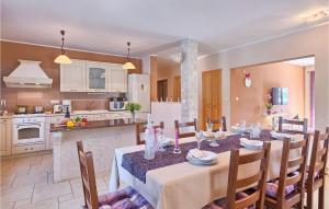 een keuken en eetkamer met een tafel en stoelen bij Villa Emanuel in Pula
