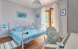 een witte slaapkamer met een bed en een stoel bij Villa Emanuel in Pula +51 foto's