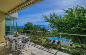 ŽurkovoにあるVilla House Iverのバルコニー(テーブル、椅子、プール付)