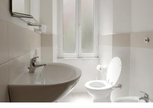 A bathroom at Al Colosseo 8